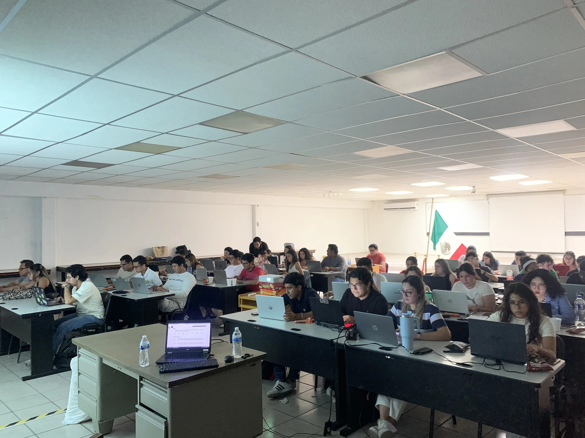 Sesión presencial con participantes practicando en sus computadoras