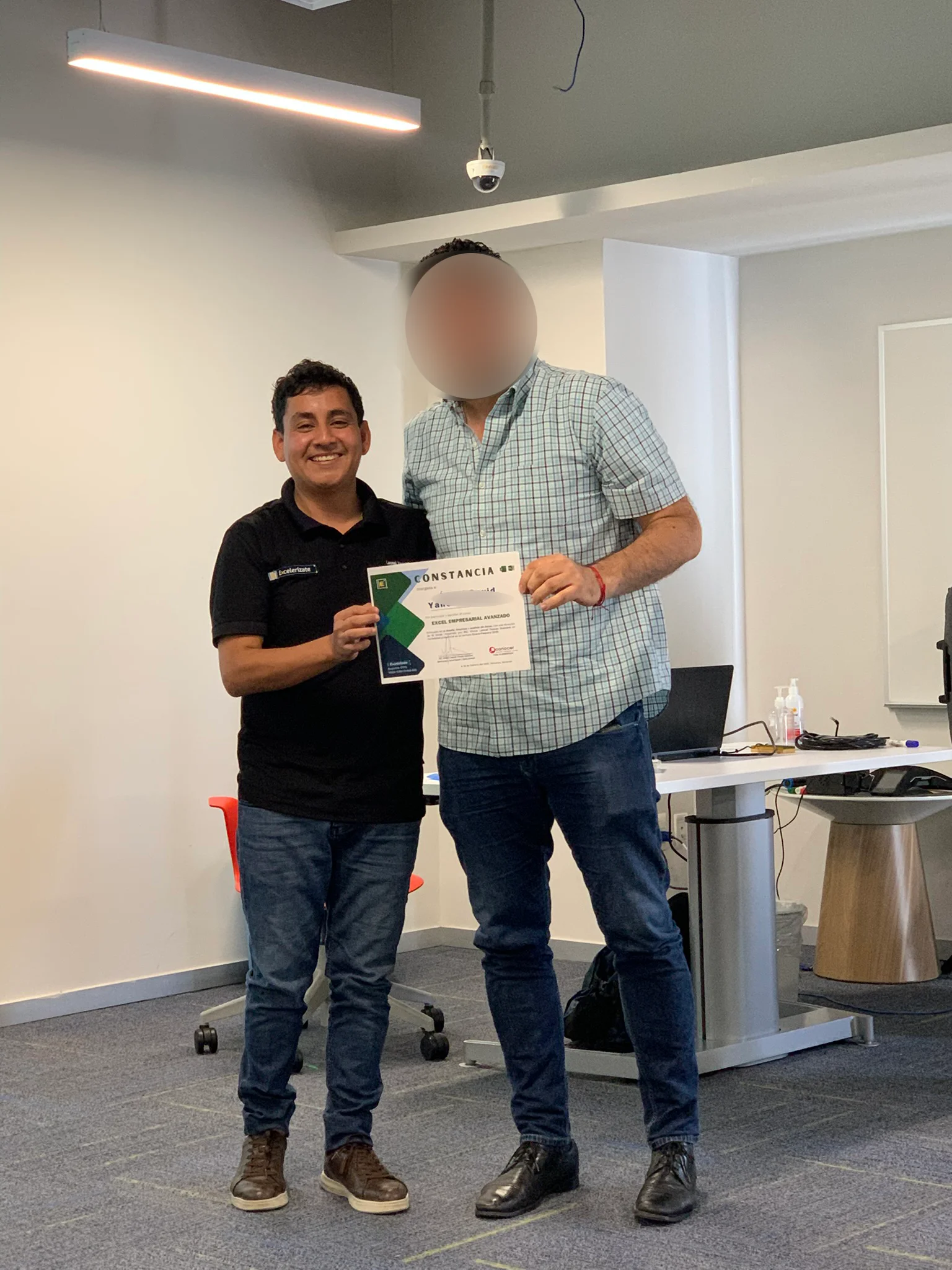 Instructor de Excelerizate durante el cierre de una capacitación