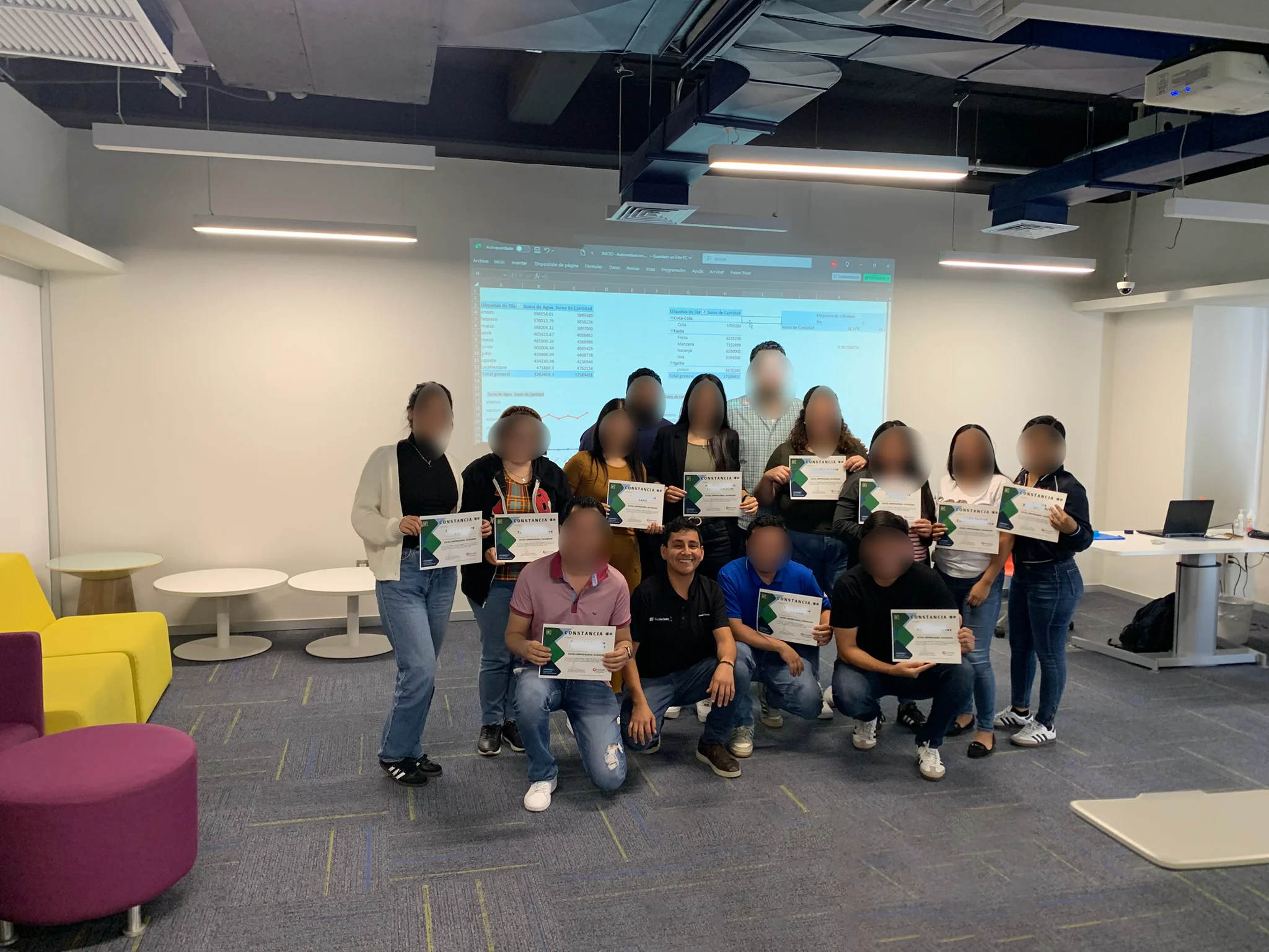 Grupo de capacitación reunido al finalizar una sesión de Excel