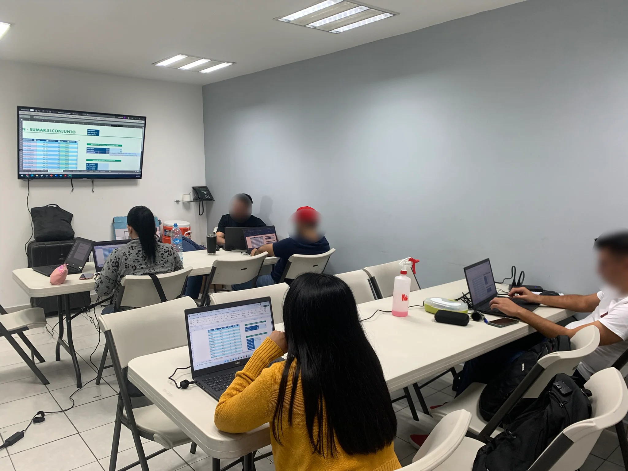 Participantes realizando ejercicios de Excel durante una sesión de capacitación